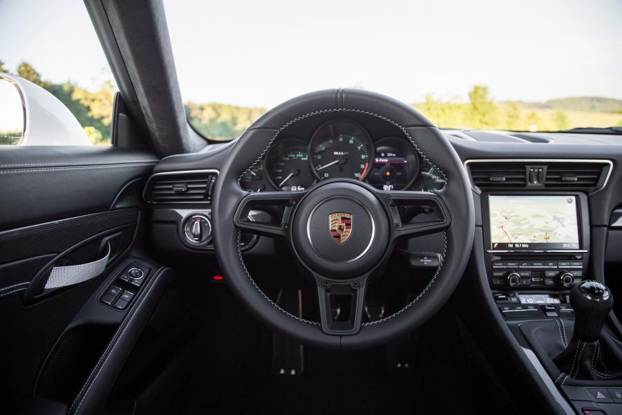Панель приборов Porsche 911 R 2016 года  (фото 3 из 50)